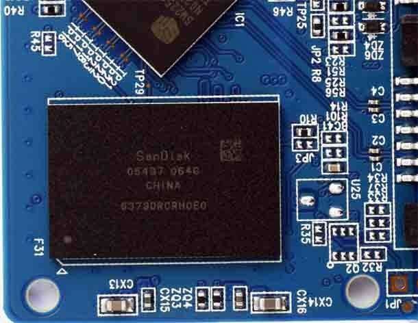 flash-memory-chips-are-from-SanDis.jpg