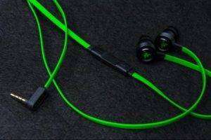 ef1759f5e30d78ff7e0b9de7674ae967-lifestyle-razer-hammerhead-pro-v2-2-1-300x200.jpg