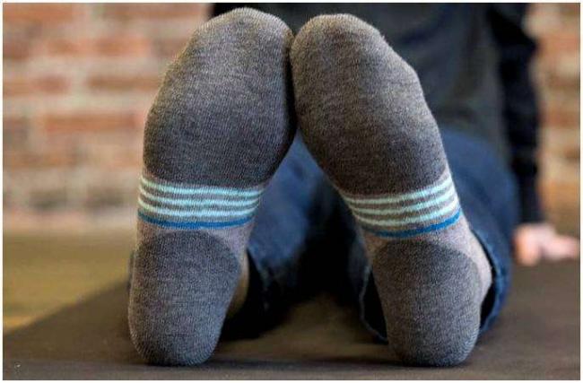 best-waterproof-socks-stay-warm-and-dry-when_4.jpg