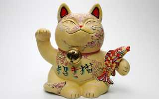 Котик с поднятой лапой у головы: японская или китайская статуэтка манеки нэко, каково ее значение?